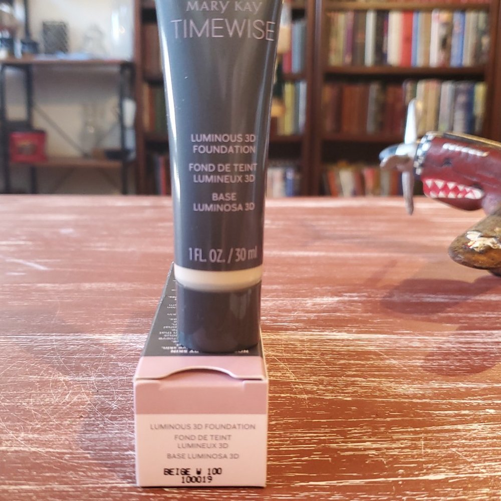 Beige W 100 (Warm) Luminous 3D Foundation Normal to Dry Skin TimeWise - Picture 1 of 3